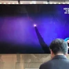 Người dân theo dõi qua màn hình vô tuyến tại một nhà ga ở Seoul (Hàn Quốc) hình ảnh tên lửa được Triều Tiên phóng thử, ngày 6/8/2019. (Nguồn: AFP/TTXVN) 