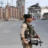 Binh sỹ bán quân sự Ấn Độ gác trong thời gian áp đặt lệnh giới nghiêm tại Srinagar, thủ phủ mùa Hè thuộc bang Jammu-Kashmir do Ấn Độ kiểm soát ngày 5/8/2019. (Nguồn: AFP/TTXVN) 