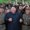 Nhà lãnh đạo Triều Tiên Kim Jong-un theo dõi vụ phóng thử tên lửa chiến thuật kiểu mới tại một địa điểm ở nước này, ngày 6/8/2019. (Nguồn: Yonhap/TTXVN) 