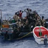 Lực lượng thực thi pháp luật bắt giữ một toán cướp biển trên vịnh Guinea. (Nguồn: TTXVN) 