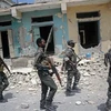 Lực lượng an ninh Somalia điều tra tại hiện trường một vụ đánh bom do phiến quân al-Shabaab tiến hành tại Mogadishu, ngày 14/7. (Nguồn: AFP/TTXVN) 