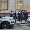 Cảnh sát được triển khai tới ga tàu điện ngầm trên phố Fulton, New York, Mỹ, nơi phát hiện gói đồ khả nghi, ngày 16/8/2019. (Nguồn: CNBC/TTXVN) 
