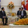 Chủ tịch Đảng Nhân dân Campuchia, Thủ tướng Chính phủ Vương quốc Campuchia Samdech Hun Sen (phải) tiếp ông Nguyễn Văn Nên, Bí thư Trung ương Đảng, Chánh văn phòng Trung ương Đảng nhân chuyến thăm và làm việc tại Campuchia. (Ảnh: Trần Long/Vietnam+) 