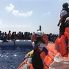 Những người di cư gặp nạn ở ngoài khơi Libya được tàu Ocean Viking cứu ngày 10/8/2019. (Nguồn: AFP/TTXVN) 
