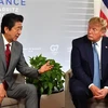 Tổng thống Mỹ Donald Trump (phải) và Thủ tướng Nhật Bản Shinzo Abe trong cuộc gặp bên lề Hội nghị thượng đỉnh G7 tại Biarritz, Pháp, ngày 25/8/2019. (Nguồn: AFP/TTXVN) 