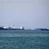 Các tàu chở hàng đi qua vùng Vịnh. (Nguồn: AFP/TTXVN) 