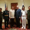 (Bắt đầu từ thứ ba từ trái sang) Đại tá Dmitry Nikitin, Thứ trưởng Quốc phòng Philippines Raymundo DV Elefante, và Đại sứ Nga tại Philippines Igor Khovaev. (Nguồn: pna.gov.ph) 