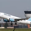 Máy bay của Hãng hàng không lớn thứ hai Pháp Aigle Azur cất cánh tại sân bay Lille ở Lesquin, miền Bắc Pháp. (Nguồn: AFP/TTXVN) 