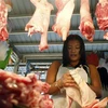 Một quầy hàng bán thịt lợn ở thủ đô Manila, Philippines. (Nguồn: AFP/TTXVN) 