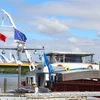 Tàu mang cờ Việt Nam và EU tại cảng Gron, tỉnh Yonne, Pháp trong ngày khai trương tuyến vận tải mới. (Ảnh : Linh Hương/TTXVN) 