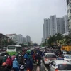 Các phương tiện di chuyển khó khăn trên đường phố Minh Khai bị ù tắc nghiêm trọng trong cơn mưa lớn sáng 19/9/2019. (Ảnh: Nhật Anh/TTXVN) 