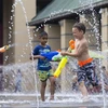 Trẻ em giải nhiệt trong thời tiết nắng nóng tại Ontario, Canada, ngày 5/7. (Nguồn: THX/TTXVN) 