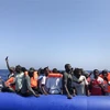 Những người di cư gặp nạn ở ngoài khơi Libya được tàu Ocean Viking cứu ngày 11/8. (Nguồn: AFP/TTXVN) 