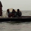 Chiếc thuyền chở khoảng 20 người đi dự tiệc cưới bị lật do thời tiết xấu. (Nguồn: dhakatribune.com) 
