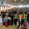 Khách hàng của Thomas Cook xếp hàng chờ ở sân bay Reus ở Tây Ban Nha. (Nguồn: news.sky.com) 