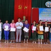 Đại diện cơ quan chức năng tỉnh Quảng Trị trao Quyết định nhập Quốc tịch Việt Nam cho người dân. (Ảnh: Nguyên Lý/TTXVN) 
