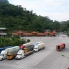 Phương tiện vận chuyển hàng hóa xuất khẩu tại cửa khẩu quốc tế Hữu Nghị. (Ảnh: Phạm Hậu/TTXVN) 