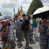 Khách du lịch tham quan Cung điện Hoàng gia ở thủ đô Bangkok, Thái Lan. (Nguồn: AFP/TTXVN) 