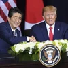 Thủ tướng Nhật Bản Shinzo Abe (trái) và Tổng thống Mỹ Donald Trump (phải). (Nguồn: AFP/TTXVN) 