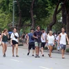 Khách du lịch nước ngoài tham quan phố đi bộ Hồ Gươm. (Ảnh: Huy Hùng/TTXVN) 