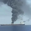 Khói bốc lên từ tàu chở dầu của Iran gần thành phố cảng Jeddah (Saudi Arabia) sau vụ nổ ngày 11/10/2019. (Nguồn: Mirror/TTXVN) 