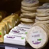 Phomát được bày bán tại một siêu thị ở Saintes, Pháp. (Nguồn: AFP/TTXVN) 