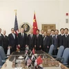 Phó Thủ tướng Trung Quốc Lưu Hạc (giữa, thứ 2, phải sang), Đại diện Thương mại Mỹ Robert Lighthizer (giữa, thứ 2, trái sang) và Bộ trưởng Tài chính Steven Mnuchin (giữa, thứ nhất, trái sang) tại một cuộc đàm phán. (Nguồn: THX/TTXVN) 