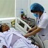 Bà Đặng Thị Trường (62 tuổi, trú tại xã Quỳnh Giang, huyện Quỳnh Lưu, Nghệ An), một trong 6 bệnh nhân gặp sự cố được điều trị tại Khoa Hồi sức tích cực-Chống độc (Bệnh viện Hữu nghị Đa khoa tỉnh Nghệ An). (Ảnh: Tá Chuyên/TTXVN) 