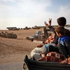 Người dân mừng chiến thắng sau khi quân đội Chính phủ Syria giành quyền kiểm soát thành phố Manbij. (Nguồn: AFP/TTXVN) 