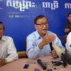 Thủ lĩnh Đảng Cứu nguy dân tộc Campuchia (CNRP) đối lập Sam Rainsy (giữa) trong cuộc họp báo tại Phnom Penh ngày 26/8/2013. (Nguồn: AFP/TTXVN) 