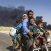 Người dân Syria sơ tán khỏi thị trấn biên giới Ras al-Ain do lo ngại xung đột leo thang ngày 16/10. (Nguồn: AFP/TTXVN) 