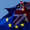 Cờ Anh (phía trước) và cờ Liên minh châu Âu (EU) bên ngoài tòa nhà Quốc hội Anh ở London ngày 19/10/2019. (Nguồn: THX/TTXVN) 