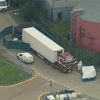 Cảnh sát phong tỏa chiếc xe container chở hàng chứa 39 thi thể ở hạt Essex, miền Đông Anh ngày 23/10/2019. (Nguồn: AP/TTXVN) 
