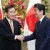 Thủ tướng Hàn Quốc Lee Nak-yeon và Thủ tướng Nhật Bản Shinzo Abe. (Nguồn: Yonhap News) 