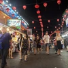 Du khách quốc tế tham quan, khám phá chợ đêm Phú Quốc (Kiên Giang). (Nguồn: TTXVN)