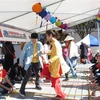 Các vị khách Việt Nam và Nhật Bản tham gia múa sạp. (Ảnh: Đào Thanh Tùng/TTXVN)