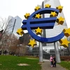 Biểu tượng đồng euro tại Frankfurt, Đức. (Nguồn: THX/TTXVN) 