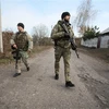 Quân nhân Ukraine tuần tra tại làng Katerynivka, vùng Lugansk, miền Đông Ukraine ngày 2/11/2019. (Nguồn: AFP/TTXVN) 