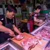 Một quầy bán thịt lợn tại chợ ở Bắc Kinh, Trung Quốc. (Nguồn: AFP/TTXVN) 