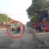 [Video] Chạy qua đường, người phụ nữ bế cháu nhỏ bị tông ngã