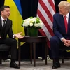 Tổng thống Mỹ Donald Trump (phải) và Tổng thống Ukraine Volodymyr Zelensky trong cuộc gặp tại New York ngày 25/9/2019. (Nguồn: AFP/TTXVN) 