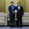 Chủ tịch Ủy ban Nhân dân thành phố Đà Nẵng Huỳnh Đức Thơ (bên phải) tặng quà lưu niệm cho Giám đốc Cơ quan Hợp tác Quốc tế Hàn Quốc tại Việt Nam Kim Jinoh (bên trái). (Ảnh: Quốc Dũng/TTXVN) 