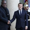 Tổng thống Pháp Emmanuel Macron (trái) và người đồng cấp Cộng hòa Dân chủ Congo Felix Tshisekedi (phải) tại một cuộc gặp ở Paris. (Nguồn: AFP/TTXVN) 
