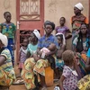 Những người phụ nữ Burkina Faso sơ tán tới một trại tị nạn ở Ouagadougou để tránh các cuộc tấn công bạo lực, ngày 13/6/2019. (Nguồn: AFP/TTXVN) 