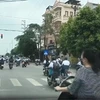 [Video] Bất bình hàng chục học sinh đi xe đạp điện vượt đèn đỏ