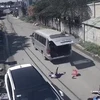 [Video] Xe chở học sinh làm rơi 3 cháu nhỏ xuống đường