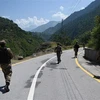 Binh sỹ Pakistan tuần tra gần Ranh giới Kiểm soát (LoC) giữa Pakistan và Ấn Độ tại khu vực Kashmir do Pakistan kiểm soát ngày 29/8/2019. (Nguồn: AFP/TTXVN) 