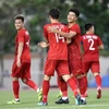 Tiền đạo Đức Chinh chia vui cùng đồng đội sau khi ghi bàn thứ 4 cho riêng mình ở trận gặp U22 Brunei. (Ảnh: Hoàng Linh/TTXVN) 
