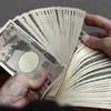 Kiểm tiền mệnh giá 10.000 yen tại Tokyo, Nhật Bản. (Nguồn: AFP/TTXVN) 