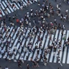 Người dân di chuyển trên đường phố Tokyo, Nhật bản. (Nguồn: AFP/TTXVN) 